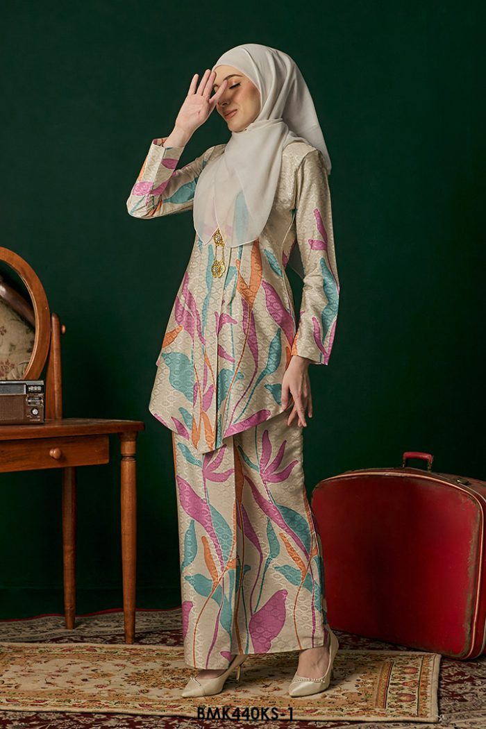 Kebaya Saloma Batiq Mia in Light Yellow (BMK440KS-1)