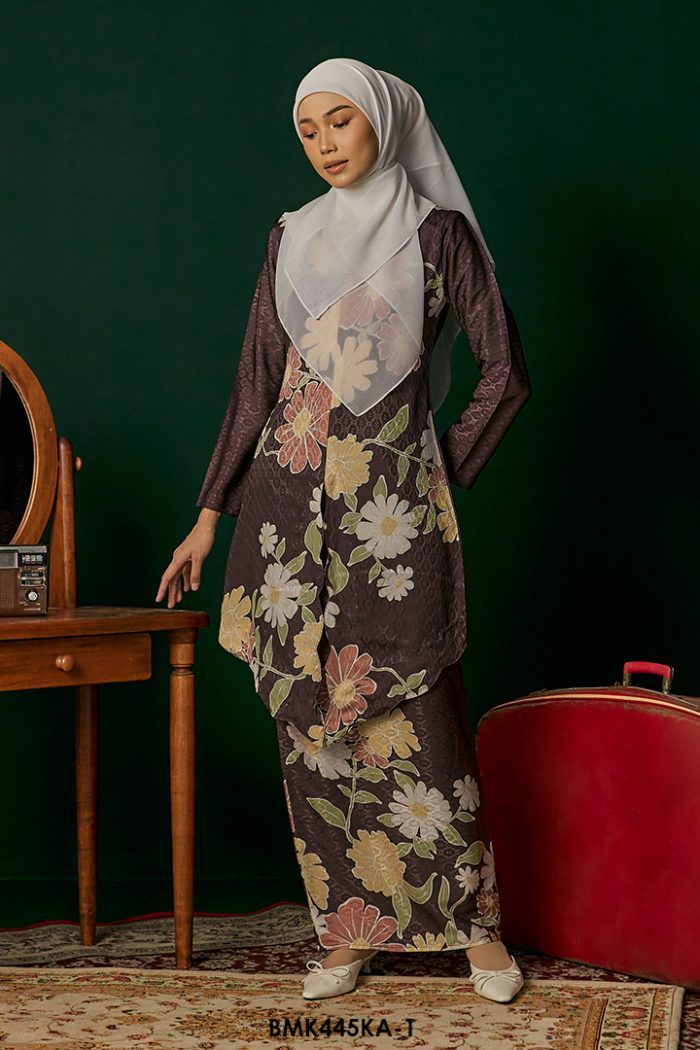 Kebaya Anggun Batiq Mia 2.0 in Rich Brown (BMK445KA-1)