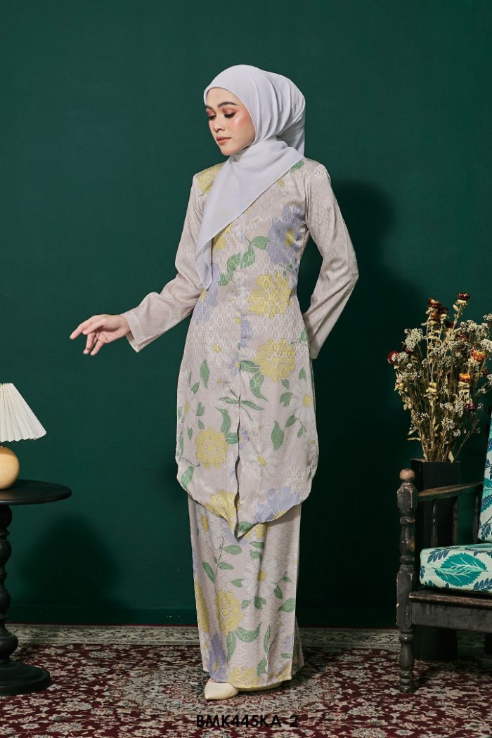 Kebaya Anggun Batiq Mia 2.0 in Off White (BMK445KA-2)