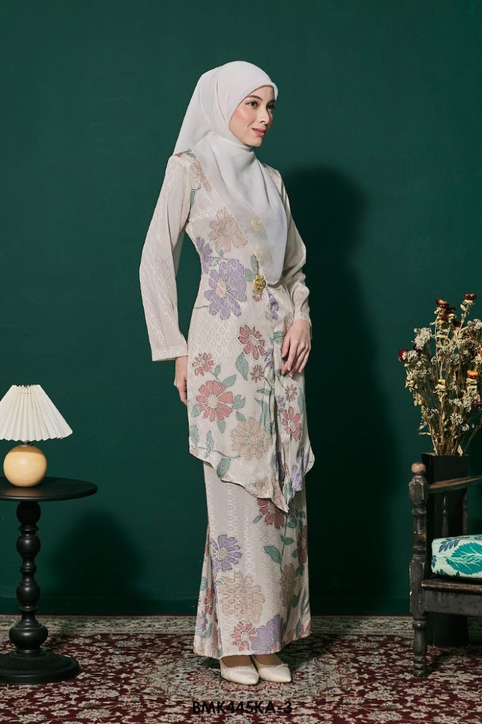 Kebaya Anggun Batiq Mia 2.0 in Cream (BMK445KA-3)