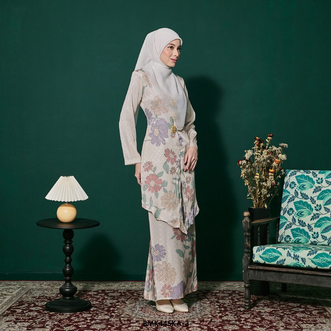 Kebaya Anggun Batiq Mia 2.0 in Cream (BMK445KA-3) - Image 2