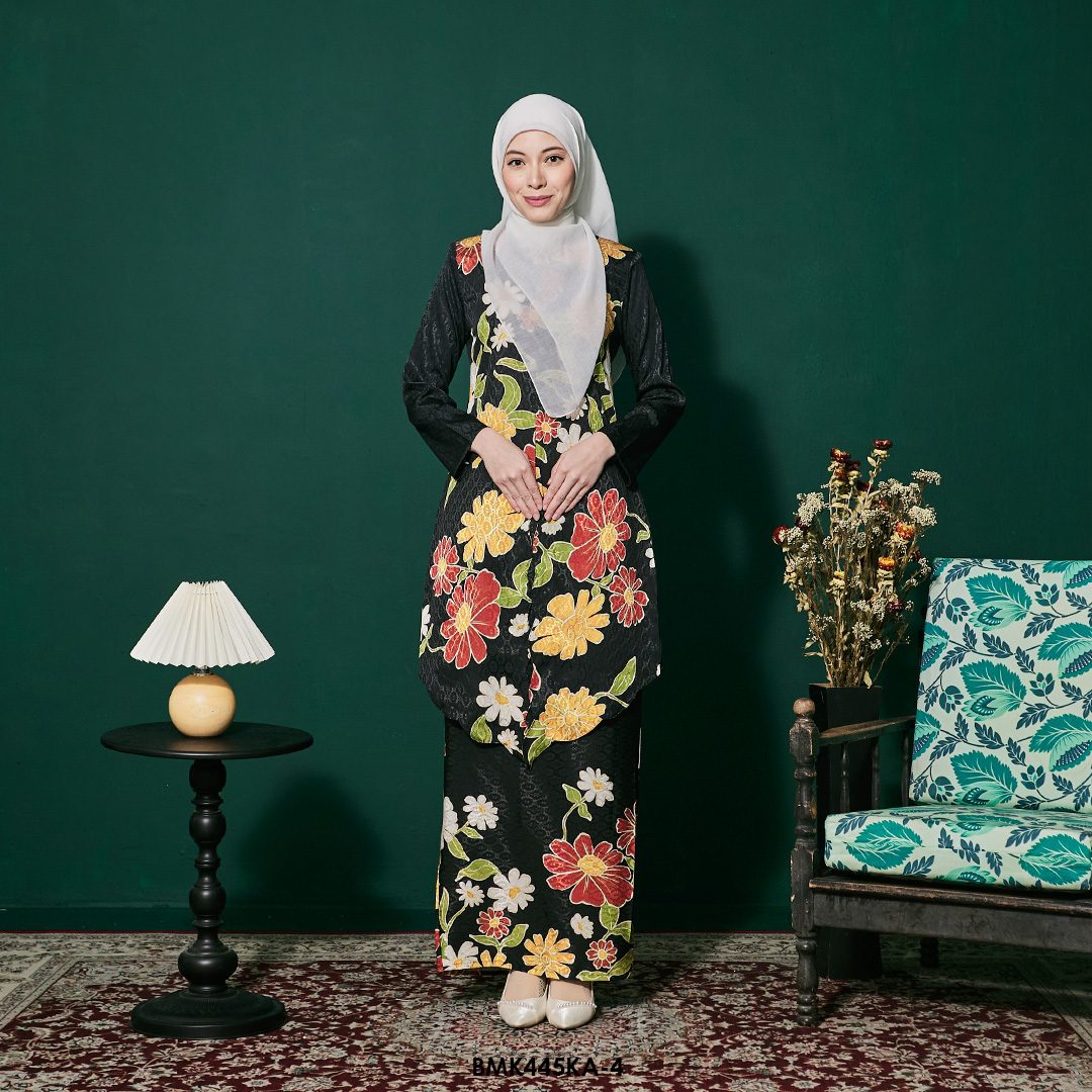 Kebaya Anggun Batiq Mia 2.0 in Black (BMK445KA-4)