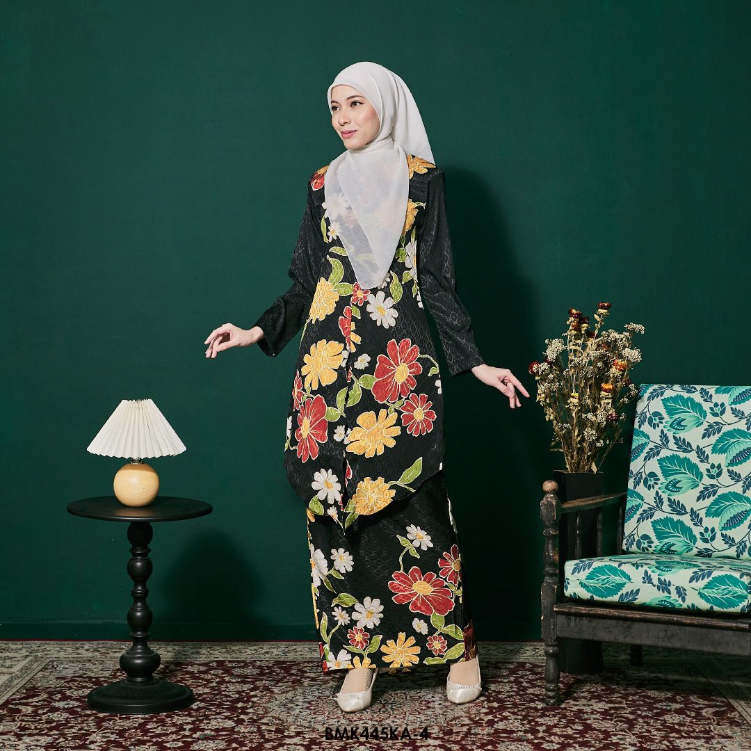 Kebaya Anggun Batiq Mia 2.0 in Black (BMK445KA-4) - Image 2