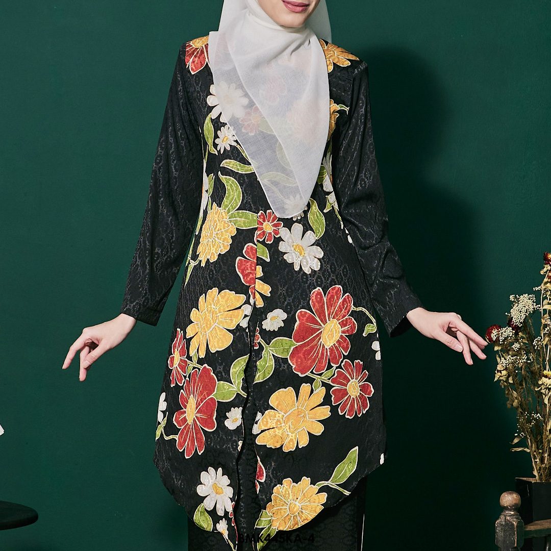 Kebaya Anggun Batiq Mia 2.0 in Black (BMK445KA-4) - Image 4