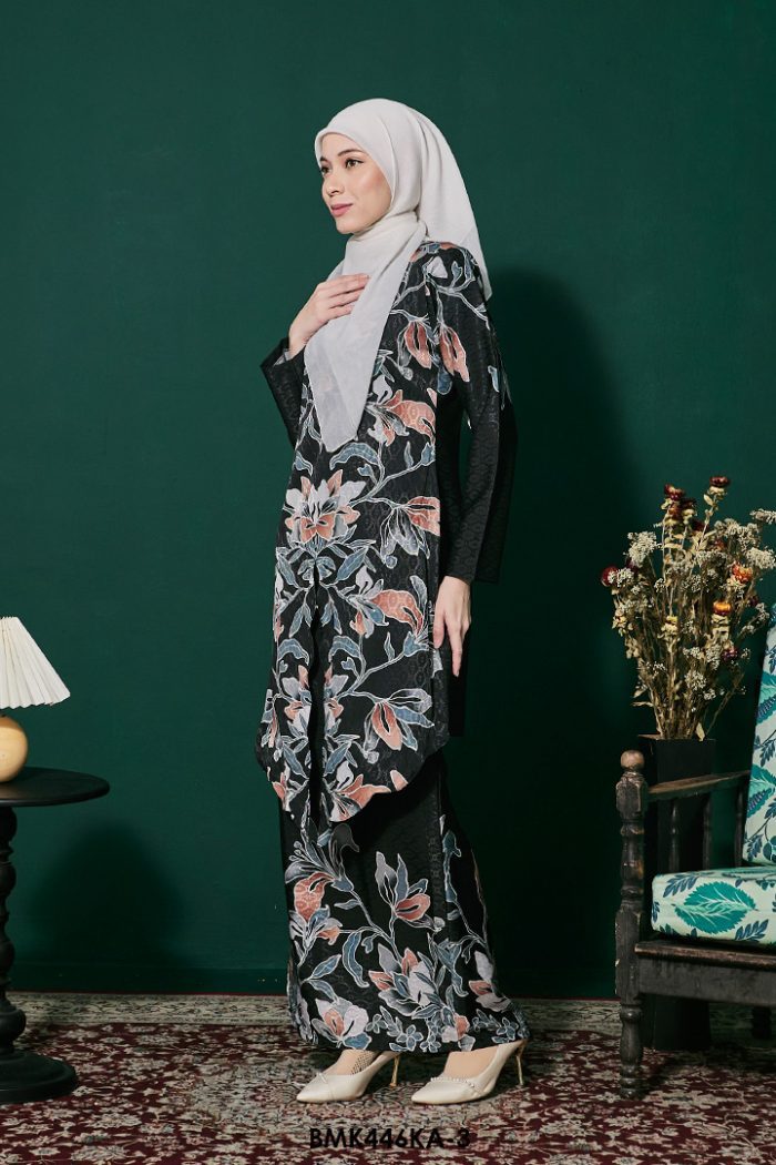 Kebaya Anggun Batiq Mia 2.0 in Black (BMK446KA-3)