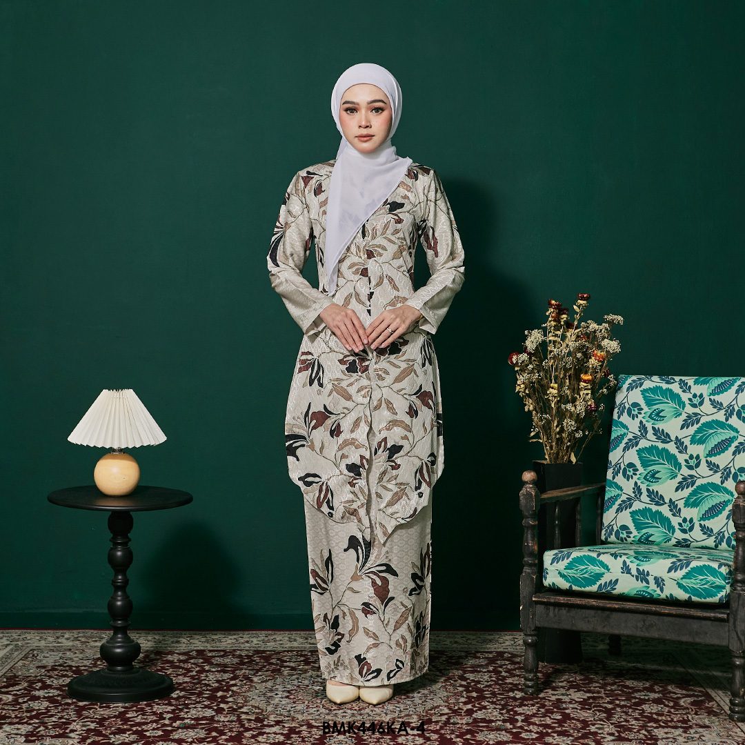 Kebaya Anggun Batiq Mia 2.0 in Vanilla (BMK446KA-4)