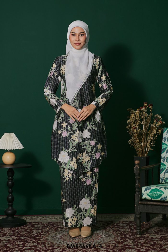 Kebaya Anggun Batiq Mia 2.0 in Black (BMK466KA-4)