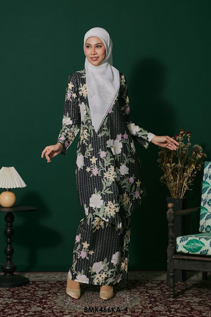 Kebaya Anggun Batiq Mia 2.0 in Black (BMK466KA-4)