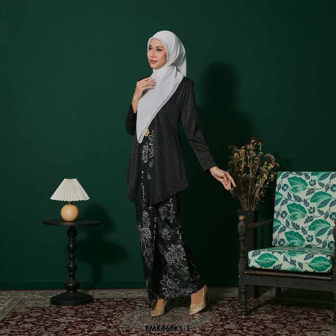Kebaya Saloma Batiq Mia in Black (BMK468KS-1) - Image 2