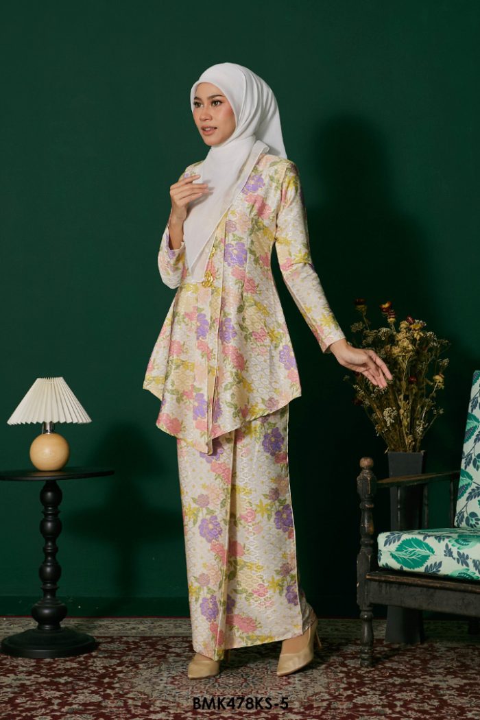 Kebaya Saloma Batiq Mia in Cream (BMK478KS-5)