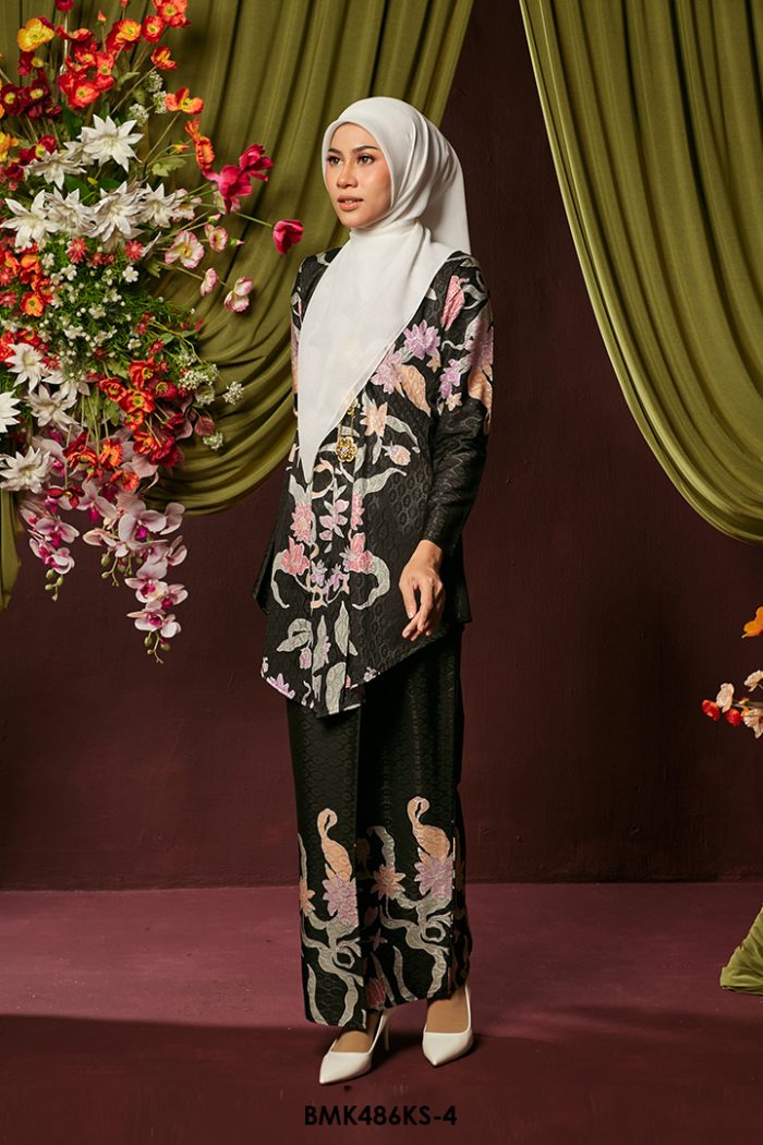 Kebaya Saloma Batiq Mia in Black (BMK486KS-4)
